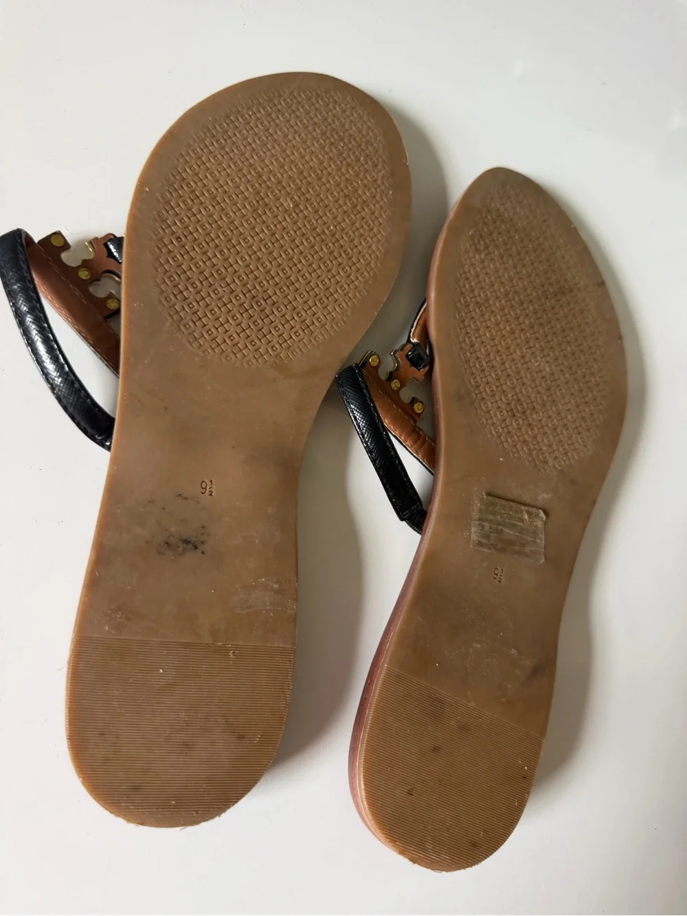 Tory Burch Black Patent Leather Gold Logo T-Strap Sandals Size 9.5 - Picture 3 of 9
